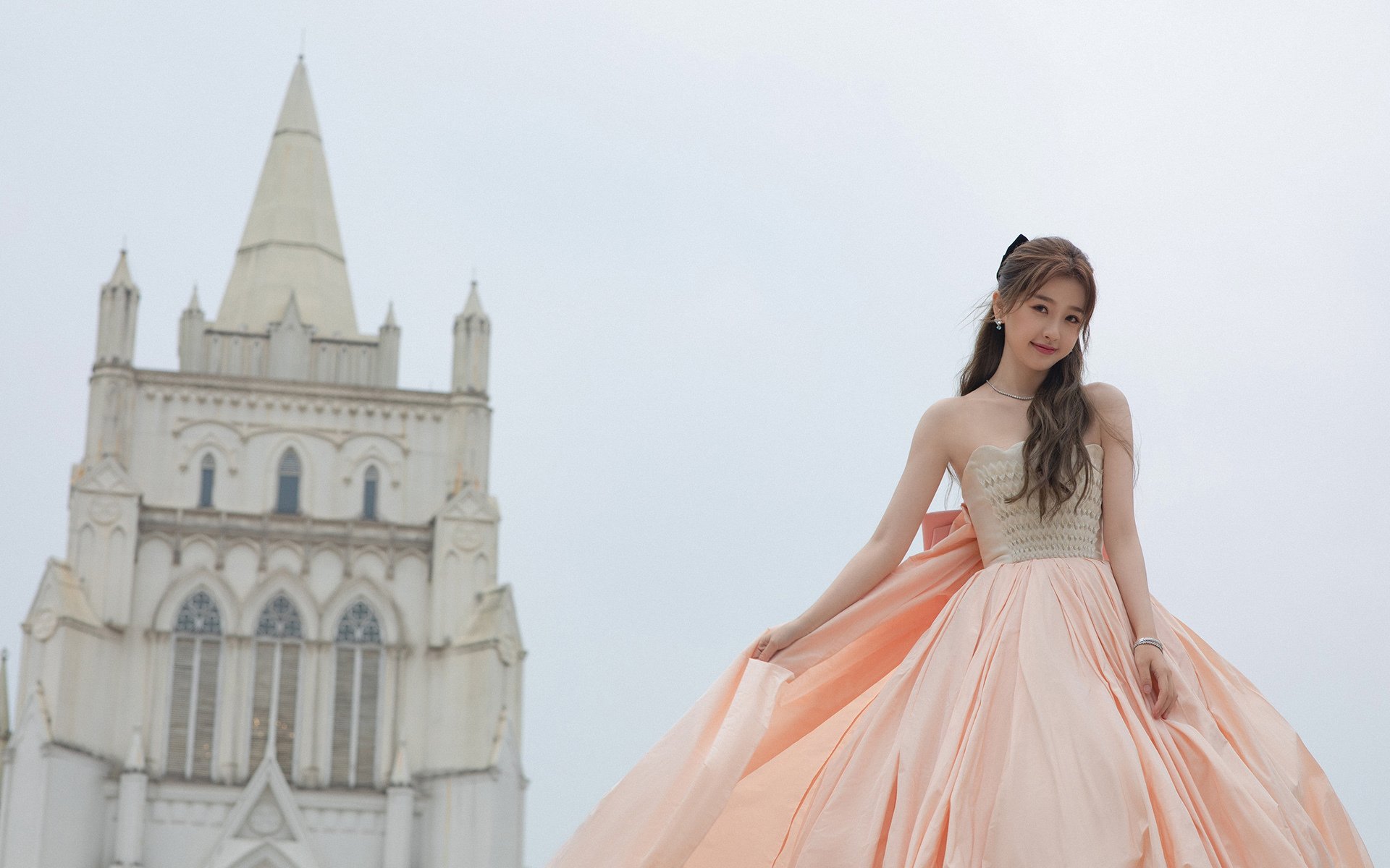 九游官网下载电脑版-西甲明星奔跑：突破防线，精彩瞬间！，西甲足球明星